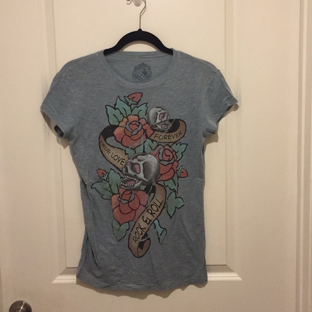 Skull design short sleeve t-shirt.